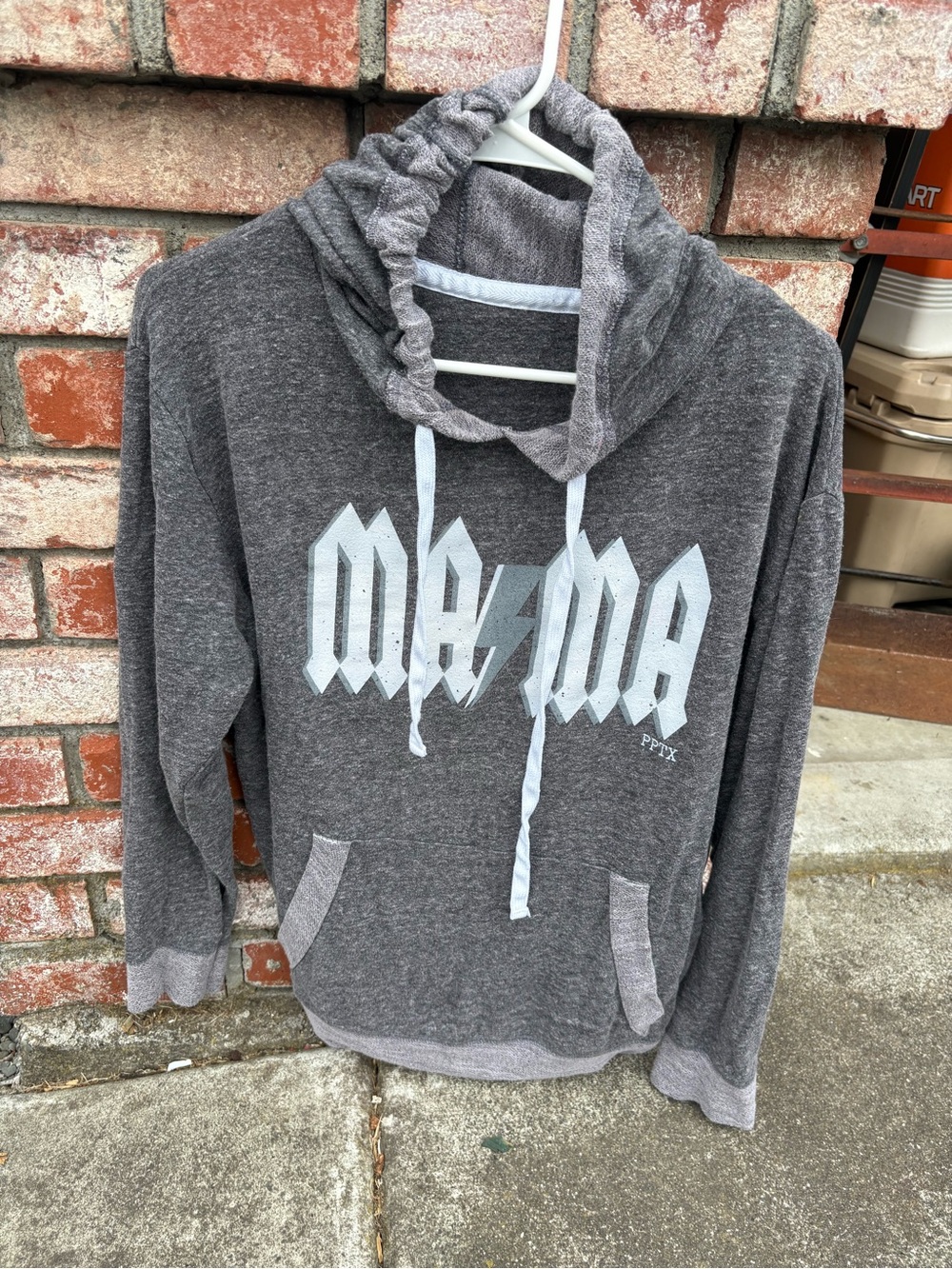 Source Unknown Gray Drawstring Cowl Neck Hoodie with Graphic